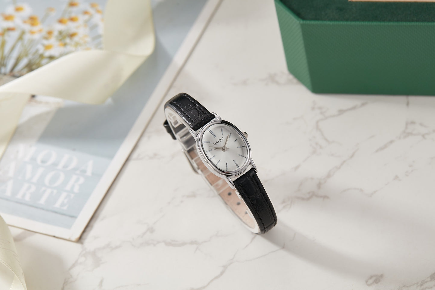 Elegant and fashionable ladies watch simple smooth dial oval case ladies quartz watch