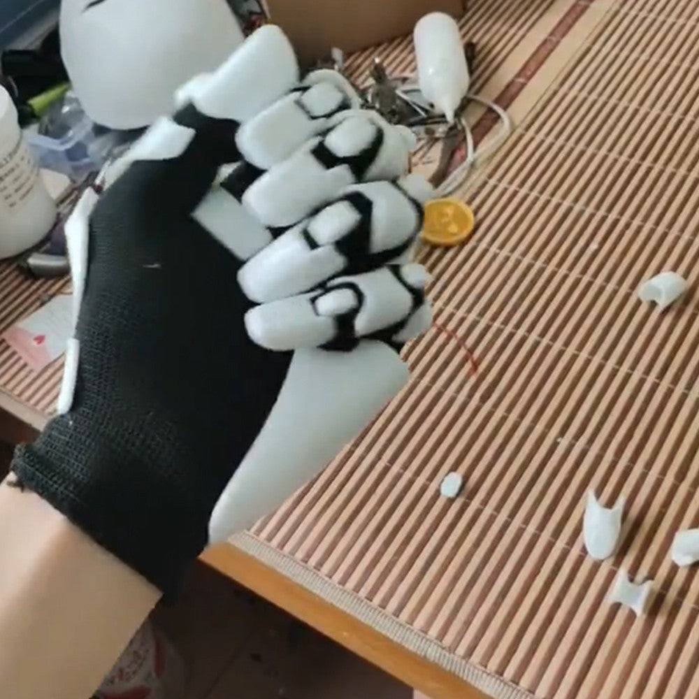 Mechanical gloves, made from 3D-printed PETG material, are flexible and have a highly mechanical look. Suitable for cosplay.