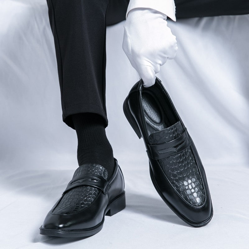 Fashion Brand Men's Retro Comfortable Carved Pointed Leather Shoes Autumn Men's New Breathable and Non Slip Outdoor Loafers