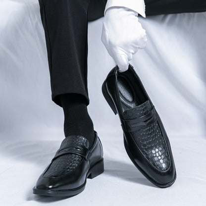 Fashion Brand Men's Retro Comfortable Carved Pointed Leather Shoes Autumn Men's New Breathable and Non Slip Outdoor Loafers