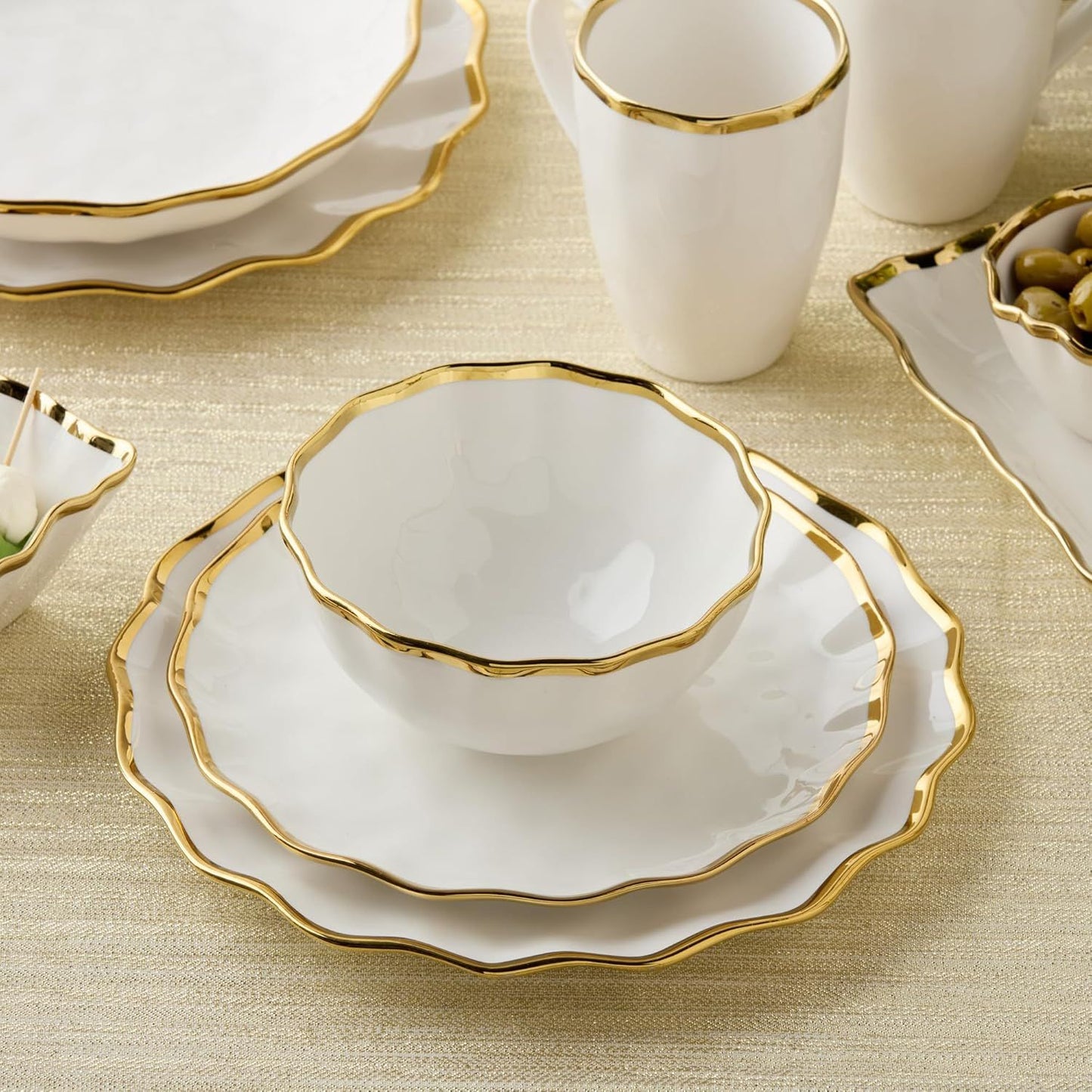 Regency Gold 16-Piece Dinnerware Set – Elegant Gold Rimmed Porcelain Plates, Bowls & Mugs – Service for 4 – Sophisticated Dining