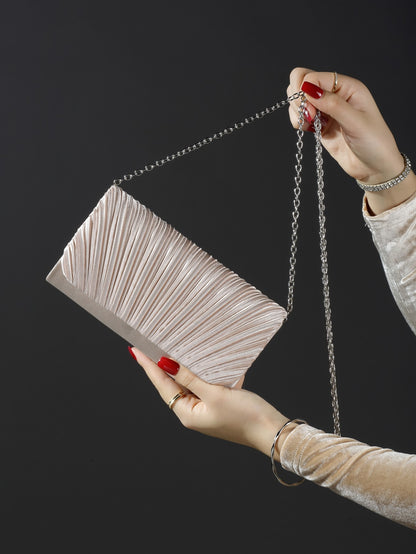 Classic fashion girl party girl chain clutch, light luxury romantic simple mini handbag and chain shoulder crossbody bag.