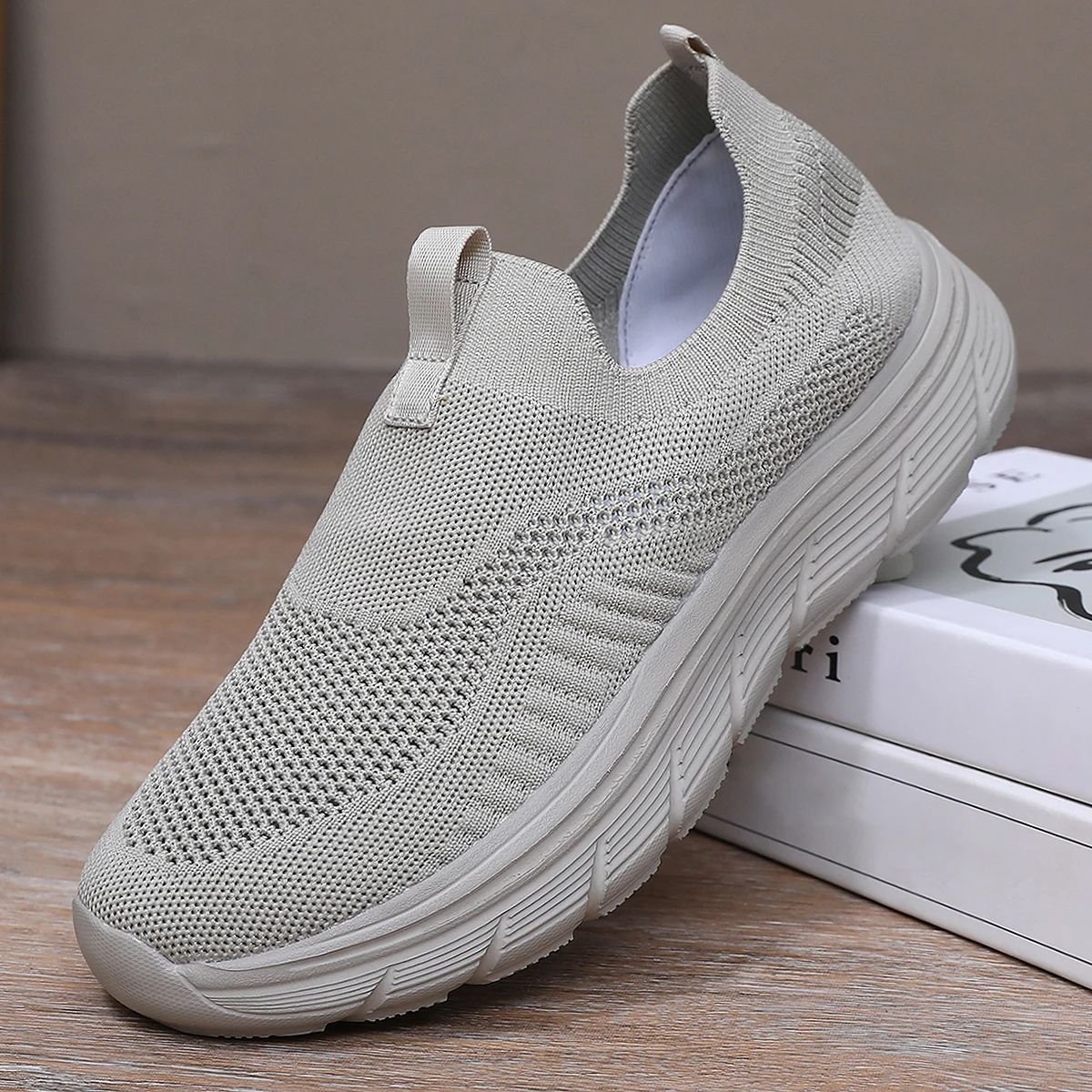 Sapatilhas masculinas leves e respiráveis para corrida e uso casual, com design slip-on, estilo tênis e conforto para treinos de academia.