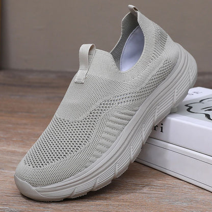 Sapatilhas masculinas leves e respiráveis para corrida e uso casual, com design slip-on, estilo tênis e conforto para treinos de academia.