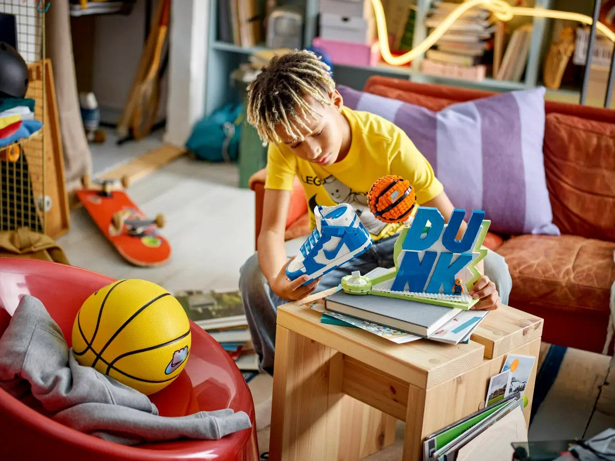 Conjunto LEGO® Nike Dunk X 43008 Blocos de Construção para Meninas, Meninos e Fãs de Esportes com 10+ Anos 1180 Peças Presente de Aniversário e Natal