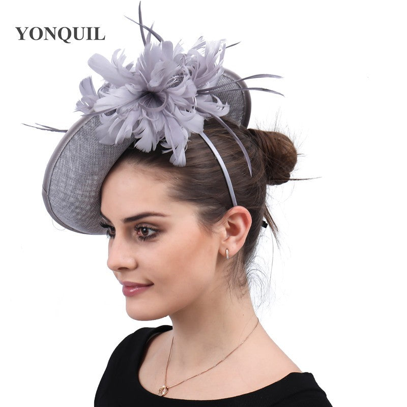 Bonés Cinzentos Millinery Com Acessórios de Tiara Imitação Sinamay Chapéu Derby de Coquetel Feminino Fascinadores de Cabelo de Noiva com Pena Chique