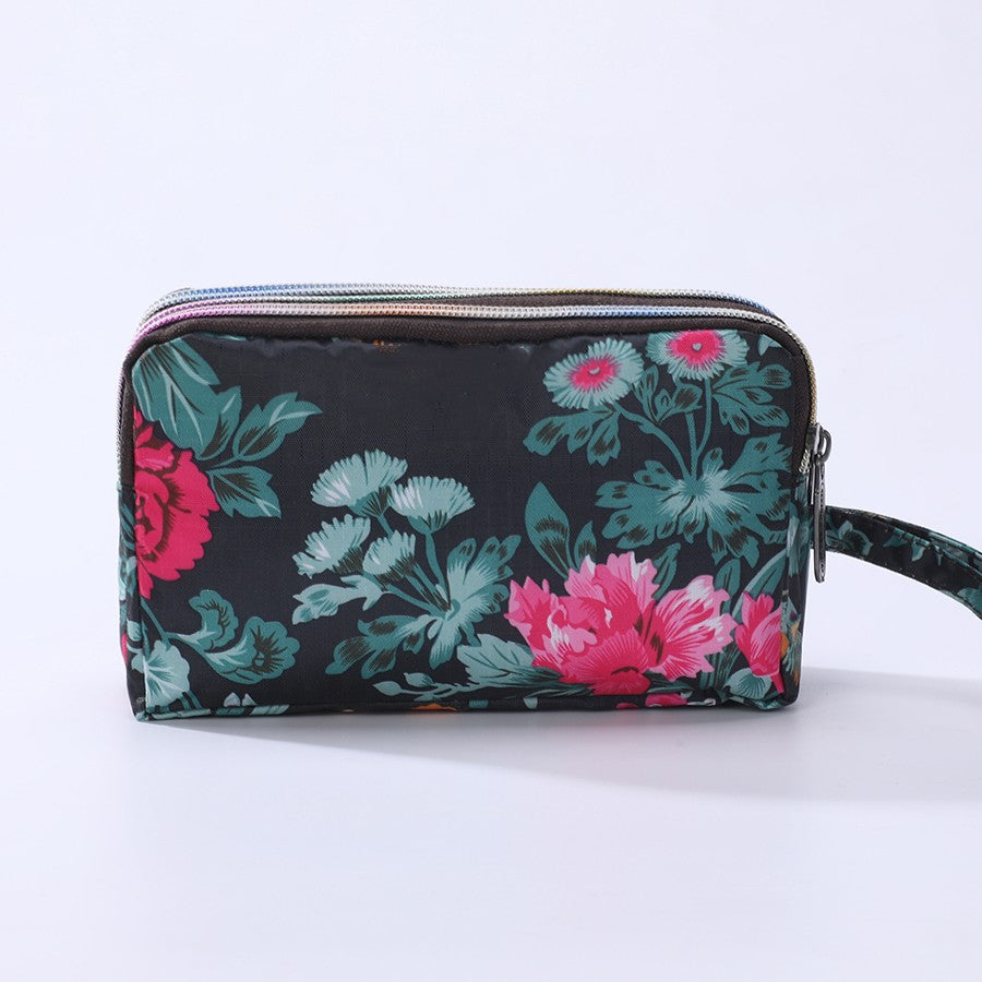 The fashionable lady's clutch and mobile phone bag are rich in floral patterns and elements, and the fabric is soft