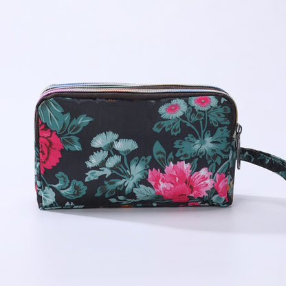 The fashionable lady's clutch and mobile phone bag are rich in floral patterns and elements, and the fabric is soft