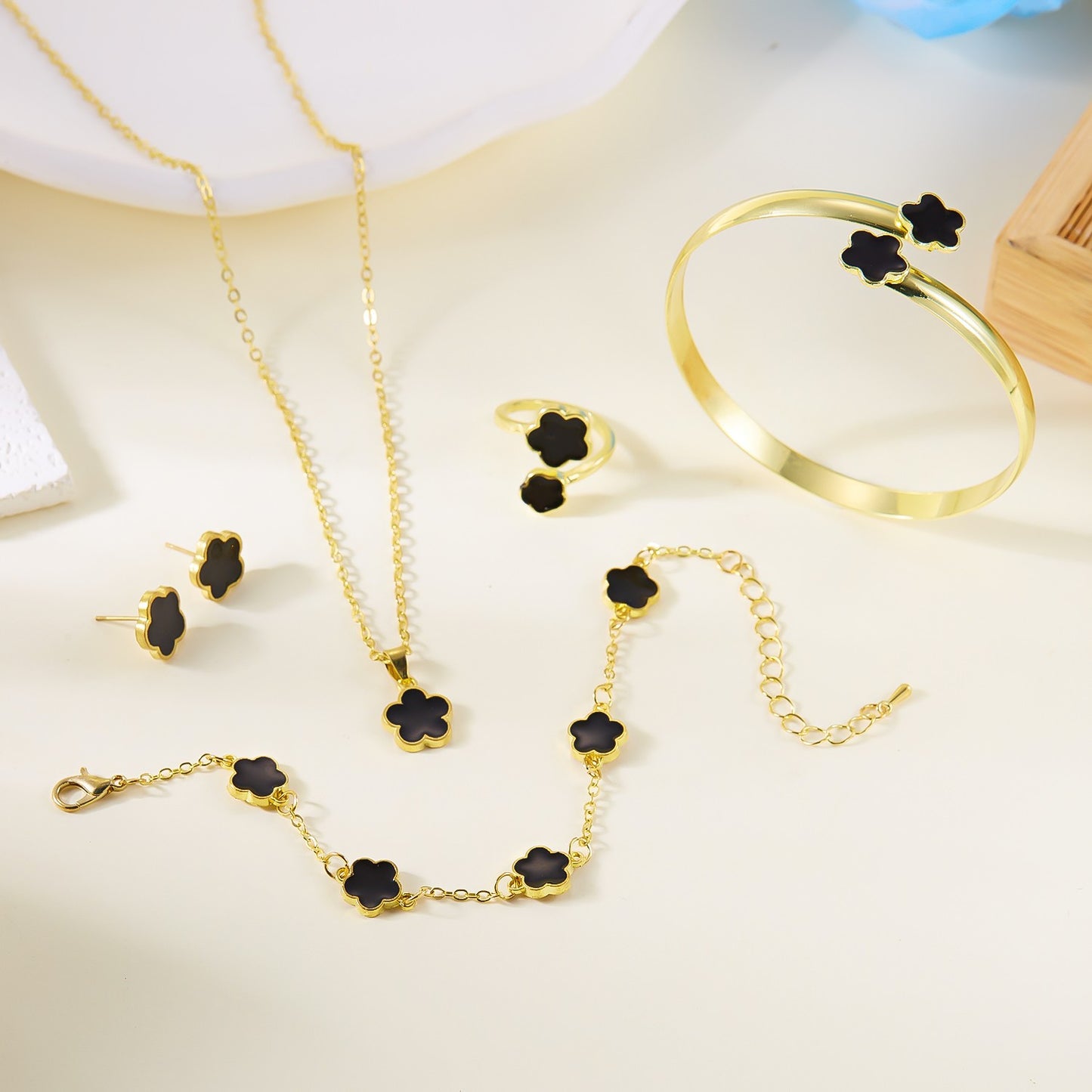 Conjunto 5 peças Pulseiras Femininas Coloridas de Esmalte com Flor de Ameixa Colar Brincos Flor de Cinco Folhas da Sorte Joias Elegantes para Festas Presentes