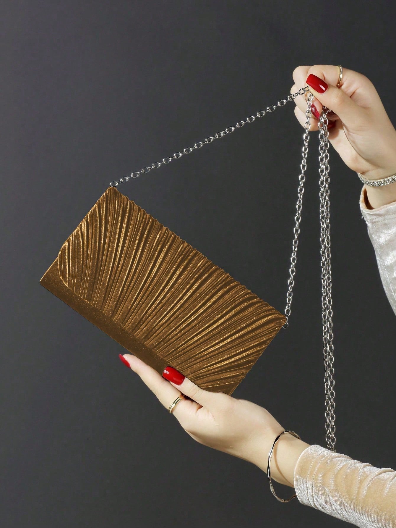 Classic fashion girl party girl chain clutch, light luxury romantic simple mini handbag and chain shoulder crossbody bag.