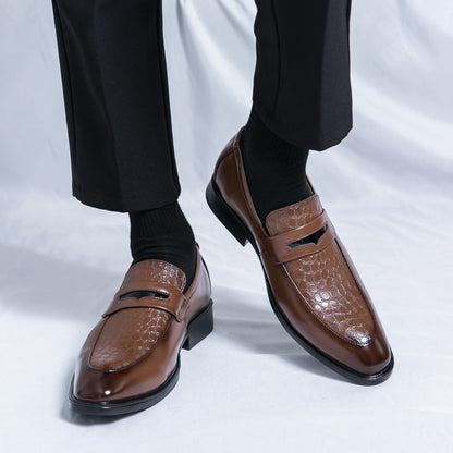 Fashion Brand Men's Retro Comfortable Carved Pointed Leather Shoes Autumn Men's New Breathable and Non Slip Outdoor Loafers