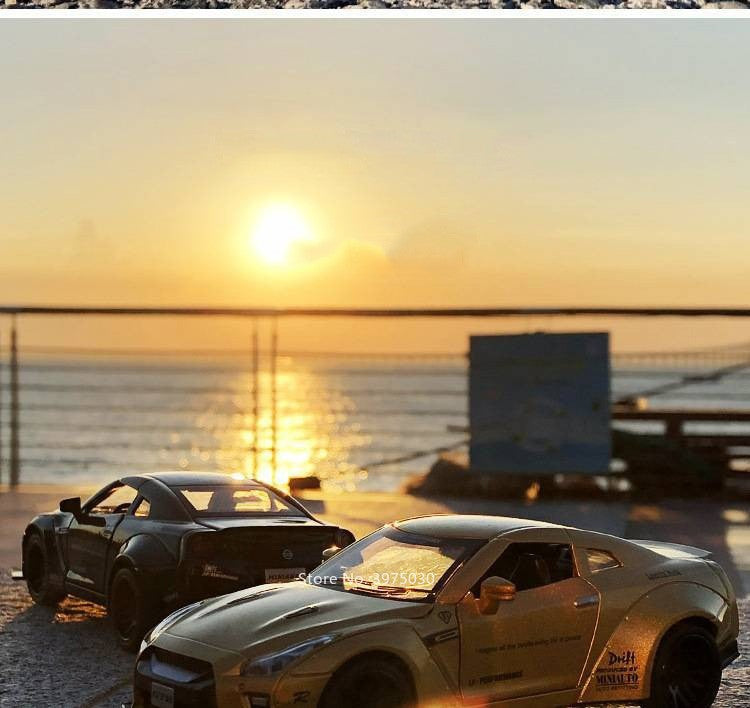 1/32 Escala Liga Fundida Nissan GTR Carro Esportivo Modelo Brinquedo Portas Abertas Fricção Som Música Veículo em Miniatura Presentes para Crianças Coleção
