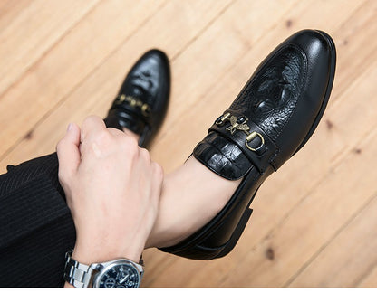 Pointed casual leather shoes for men Korean trend British style loafers small bee leather business dress slip-on feet