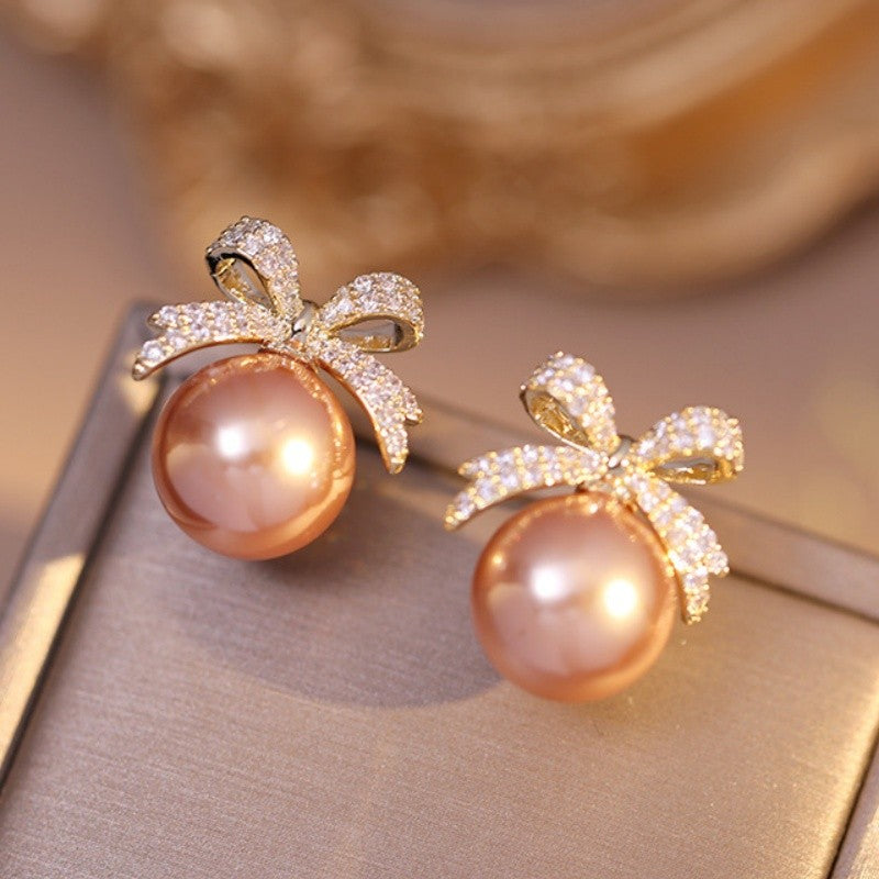 1 par de brincos com pingente de laço de pérola micro cravejado de zircônias, joias de novo design 2025 para mulheres e meninas, acessórios de ouvido da moda