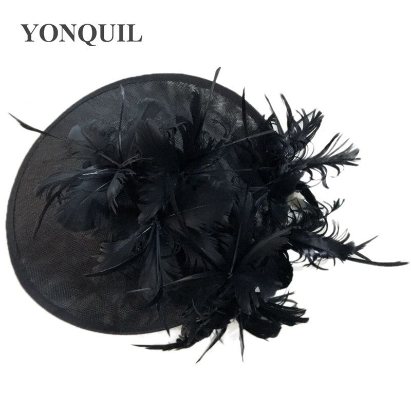 Bonés Cinzentos Millinery Com Acessórios de Tiara Imitação Sinamay Chapéu Derby de Coquetel Feminino Fascinadores de Cabelo de Noiva com Pena Chique