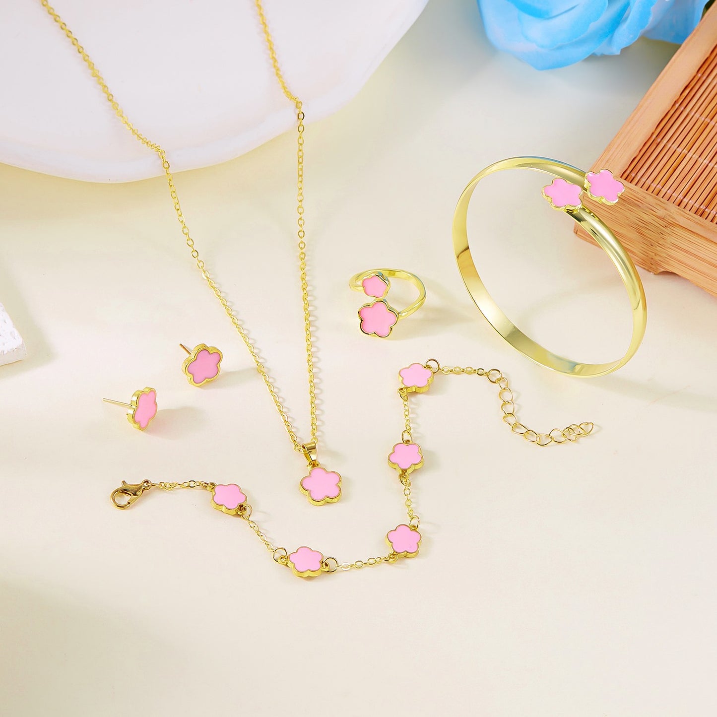 Conjunto 5 peças Pulseiras Femininas Coloridas de Esmalte com Flor de Ameixa Colar Brincos Flor de Cinco Folhas da Sorte Joias Elegantes para Festas Presentes