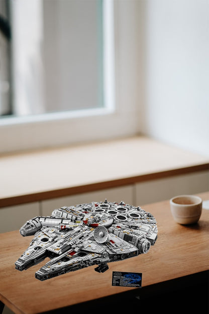 LEGO 75192 Star Wars Millennium Falcon – Ultimate Collector Series Kit de Construção de Blocos de Montar de Maquete e Nave Espacial (Versão Adulto)