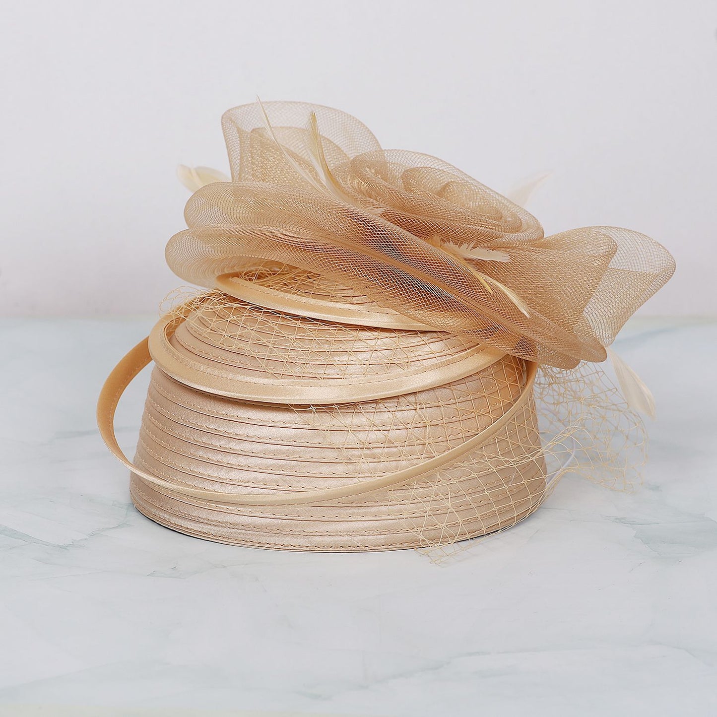 FS Casamento Igreja Chapéus Vermelhos Fascinadores Para Mulheres Com Véu de Pena Festa Coquetel Adorno de Cabeça 2025 Senhora Elegante Chapéu Kentucky Derby