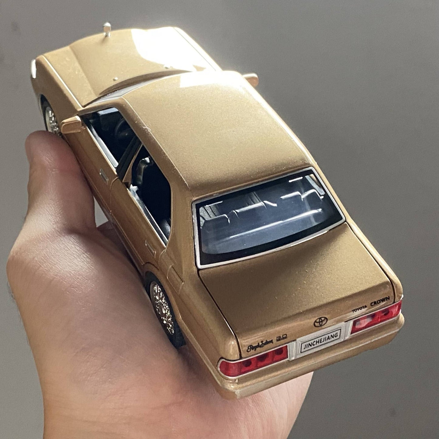 1:32 Toyota Crown Royal Clássico Veículo Liga Fundida Carro de Brinquedo Infantil Modelo Miniatura Coleção Hobbies de Férias