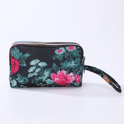 The fashionable lady's clutch and mobile phone bag are rich in floral patterns and elements, and the fabric is soft