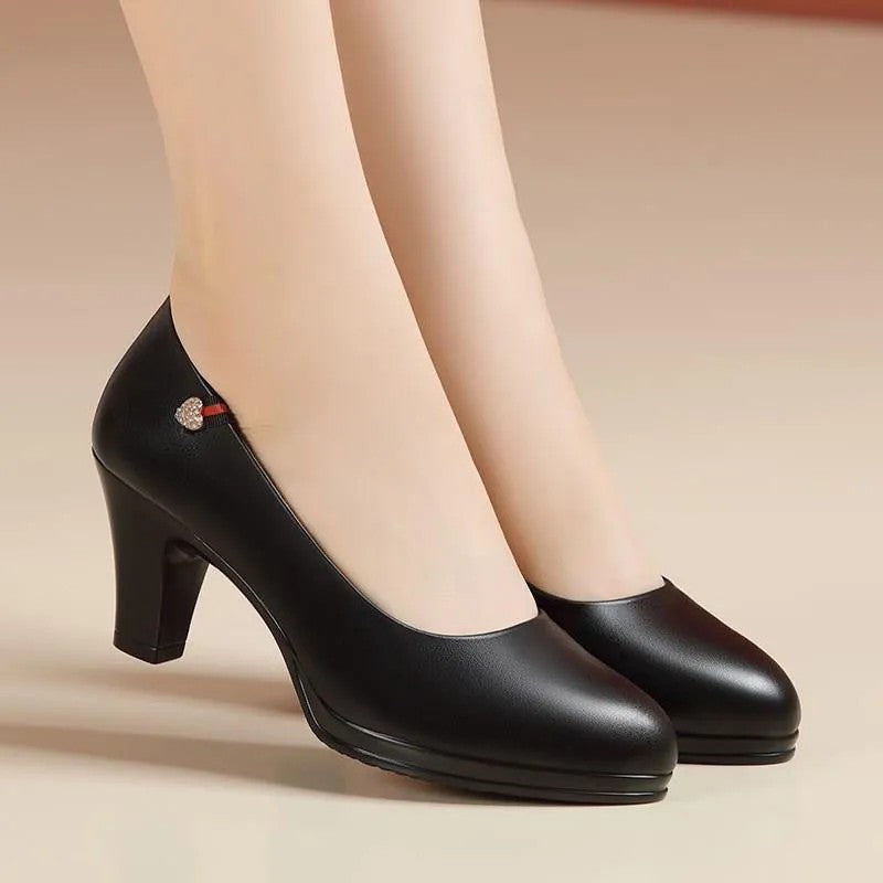 Sapatos de salto femininos clássicos em couro PU preto de alta qualidade Sapatos Femininas Moda Dama Bege Conforto Scarpins Estilosos Europeus A24