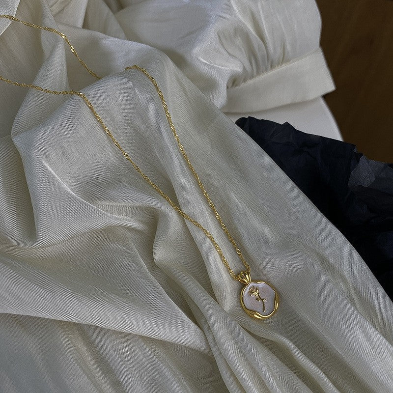 Novo Colar de Aço Inoxidável com Pingente de Rosa de Metal Irregular Redondo para Mulheres Corrente de Clavícula Vintage Joia de Luxo para Festa