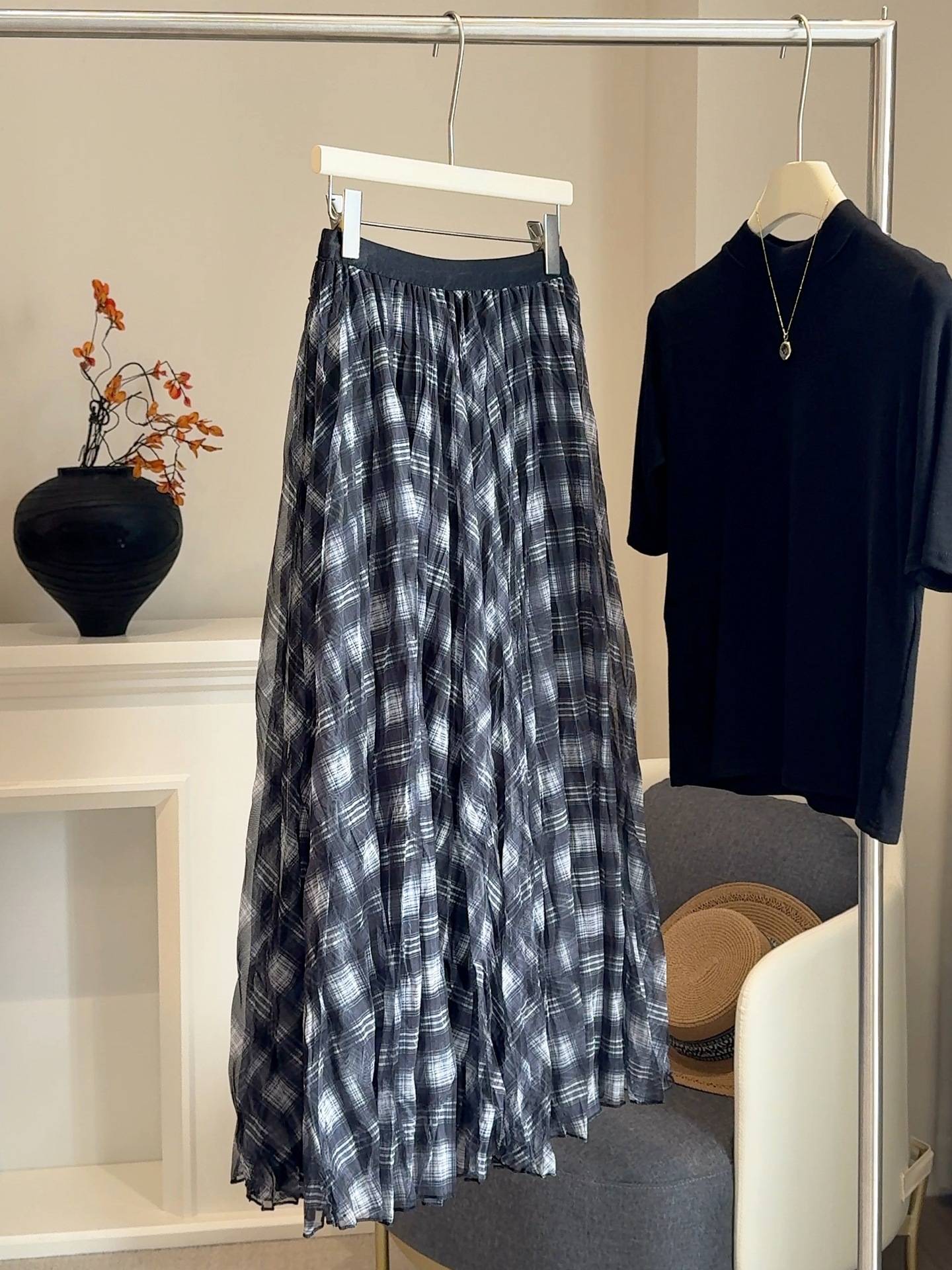 Mesh splicing color blocking plaid midi skirt for women in autumn 2025, new high waisted drape pleated loose umbrella skirt