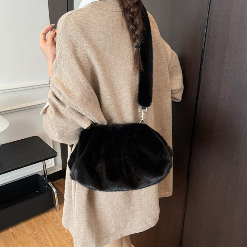Elegant Wrinkled Cloud Clutch Bag Faux Fur Shell Shoulder Crossbody Bag Women Stylish Pillow Bag Guangzhou High Quality Bag