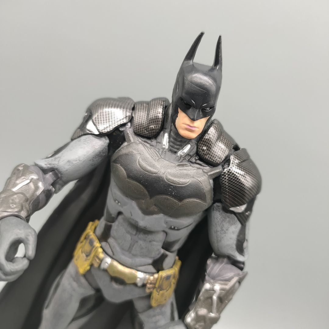 Boneco de Ação DCC Collectibles Ark-ham Knight Bat-Hero Armored 7" Sem Embalagem