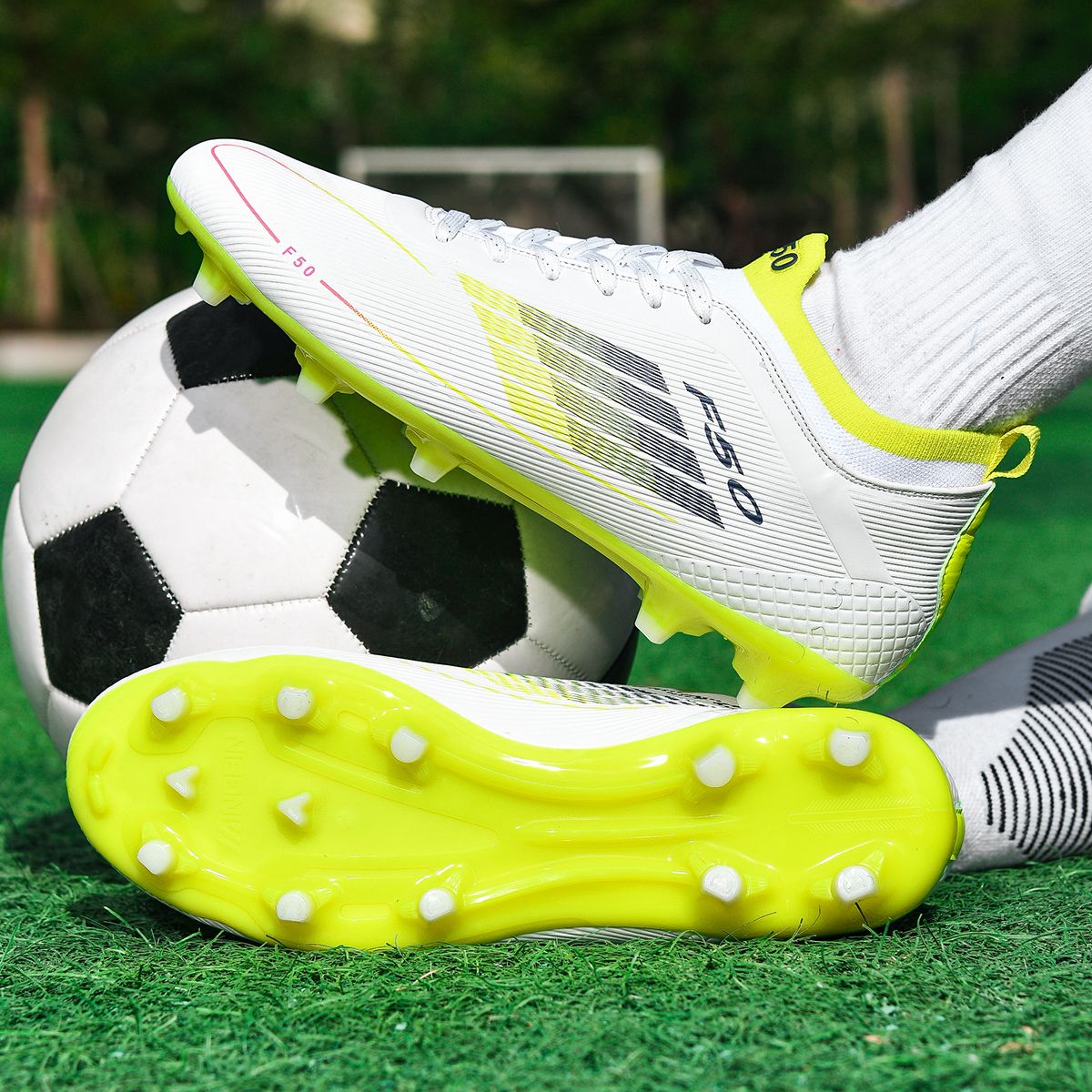 Men Professional Soccer Shoes Society Cleats Outdoor Football Shoes Society Cleats Grass Training Football Field Boots Sneaker