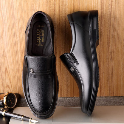 Sapatos Sociais Masculinos de Couro Marca de Luxo 2025 Mocassins Masculinos Sapatos de Vestir Respiráveis Slip-on Sapatos de Condução Pretos Tamanhos Grandes 38-46