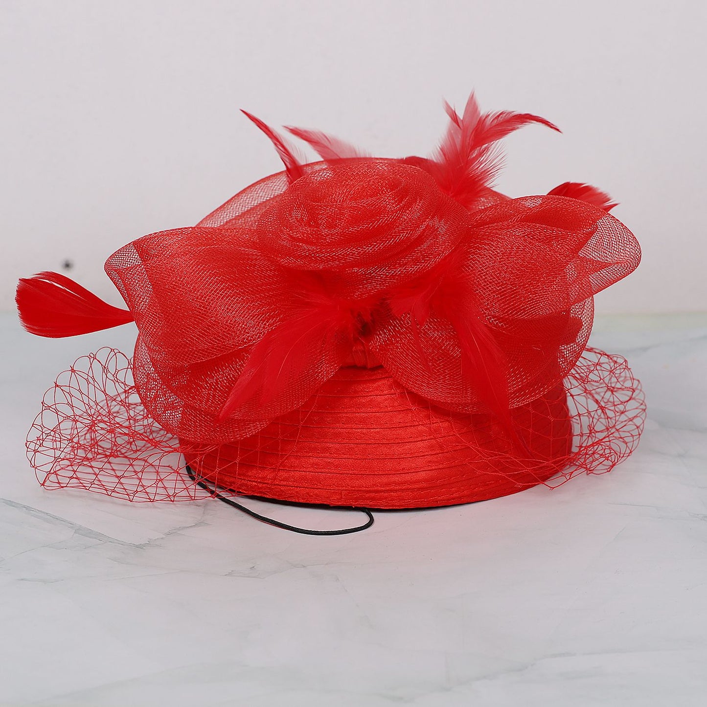 FS Casamento Igreja Chapéus Vermelhos Fascinadores Para Mulheres Com Véu de Pena Festa Coquetel Adorno de Cabeça 2025 Senhora Elegante Chapéu Kentucky Derby