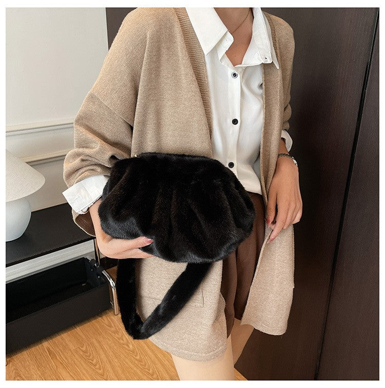 Elegant Wrinkled Cloud Clutch Bag Faux Fur Shell Shoulder Crossbody Bag Women Stylish Pillow Bag Guangzhou High Quality Bag