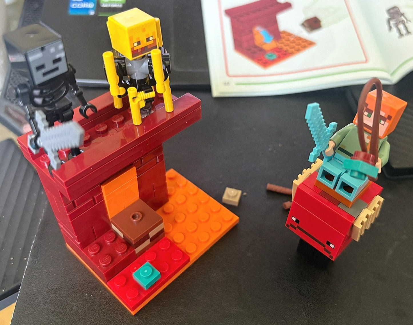 LEGO® Minecraft® Batalha de Lava do Nether Grande Diversão de Construir e Brincar para Meninos e Meninas a Partir de 6 Anos Presente de Aniversário e Natal 21266 99 Peças