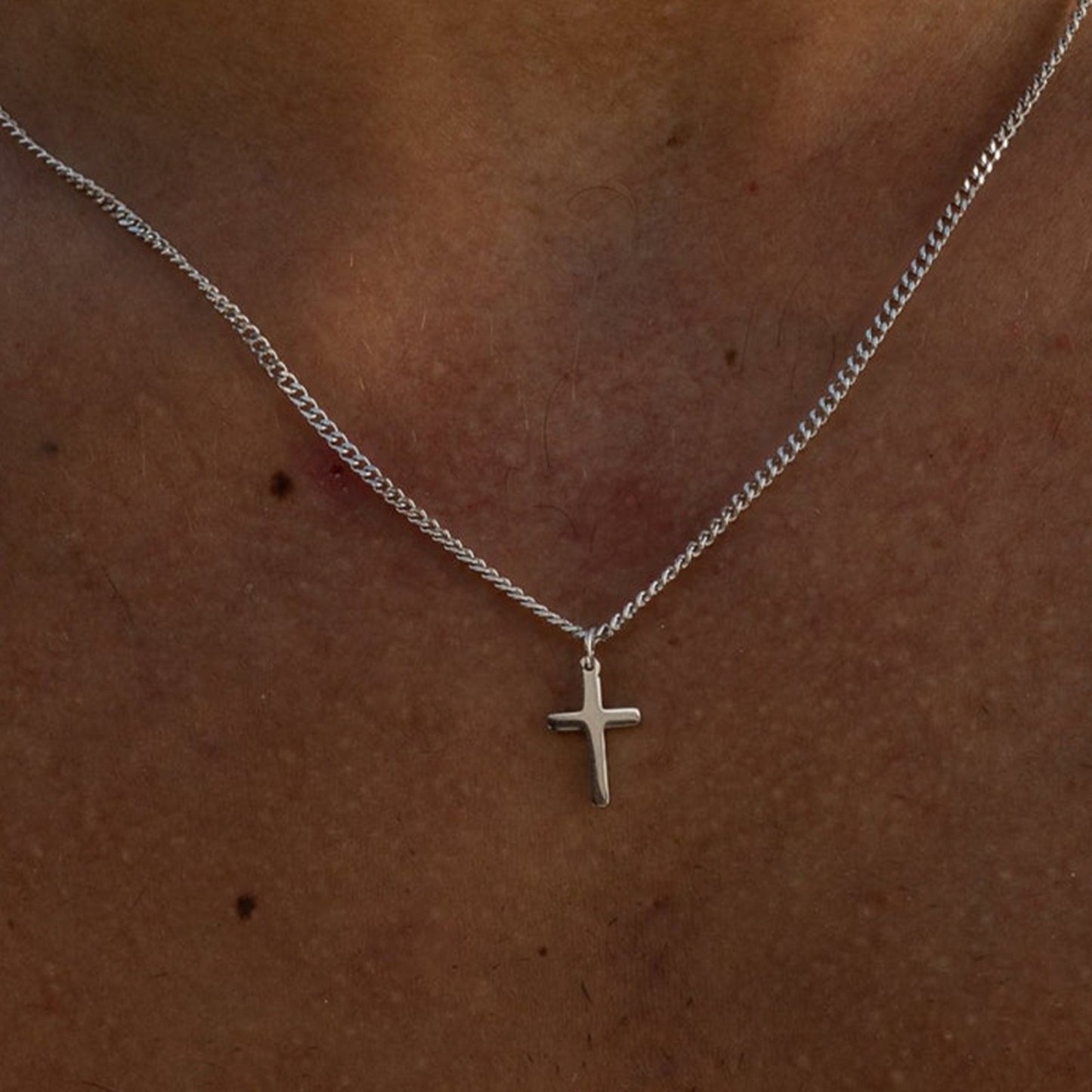 Colar Minimalista Masculino com Pingente de Cruz Presente Perfeito para Namorado Joia da Moda Estilosa