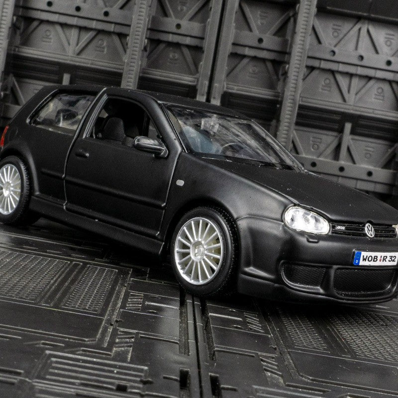 Maisto 1:24 Volkswagen Golf R32 modelo de carro em liga de metal, enfeites de coleção, brinquedos estáticos adequados para presentes de namorado.