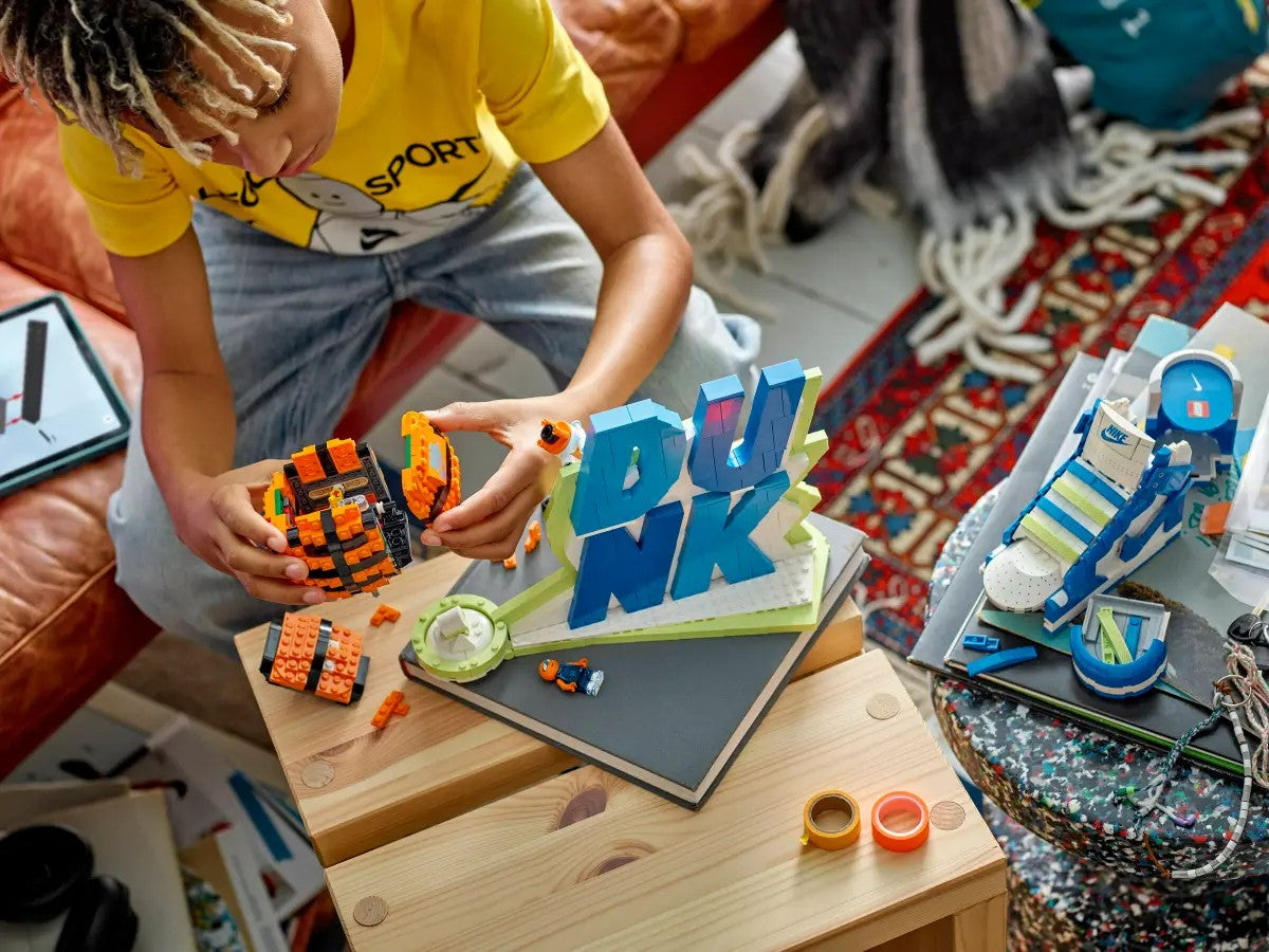 Conjunto LEGO® Nike Dunk X 43008 Blocos de Construção para Meninas, Meninos e Fãs de Esportes com 10+ Anos 1180 Peças Presente de Aniversário e Natal