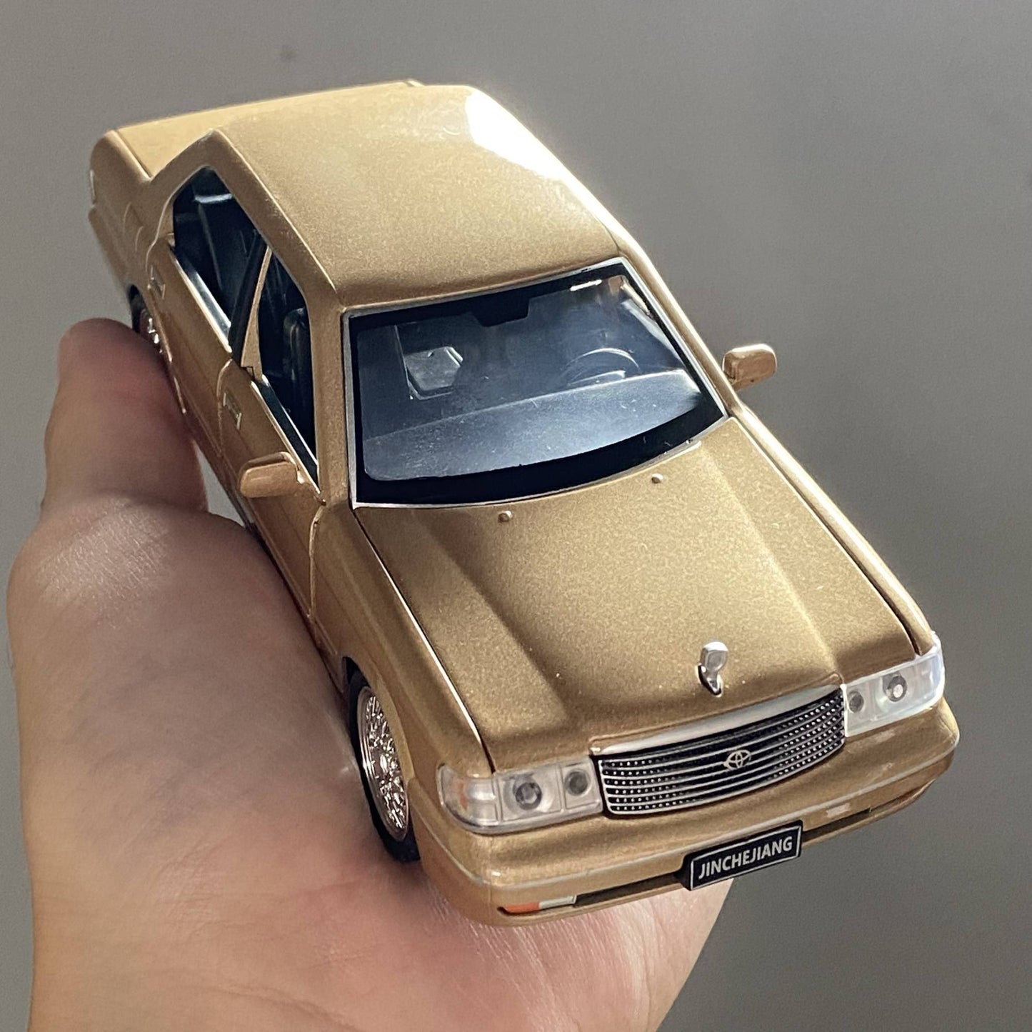 1:32 Toyota Crown Royal Clássico Veículo Liga Fundida Carro de Brinquedo Infantil Modelo Miniatura Coleção Hobbies de Férias