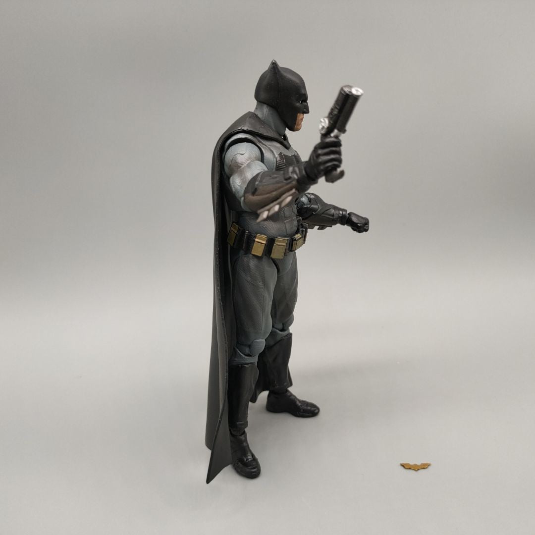 DCC Collectibles DawnofJustice BVS Bat-Hero 6" Figura de Ação Avulsa