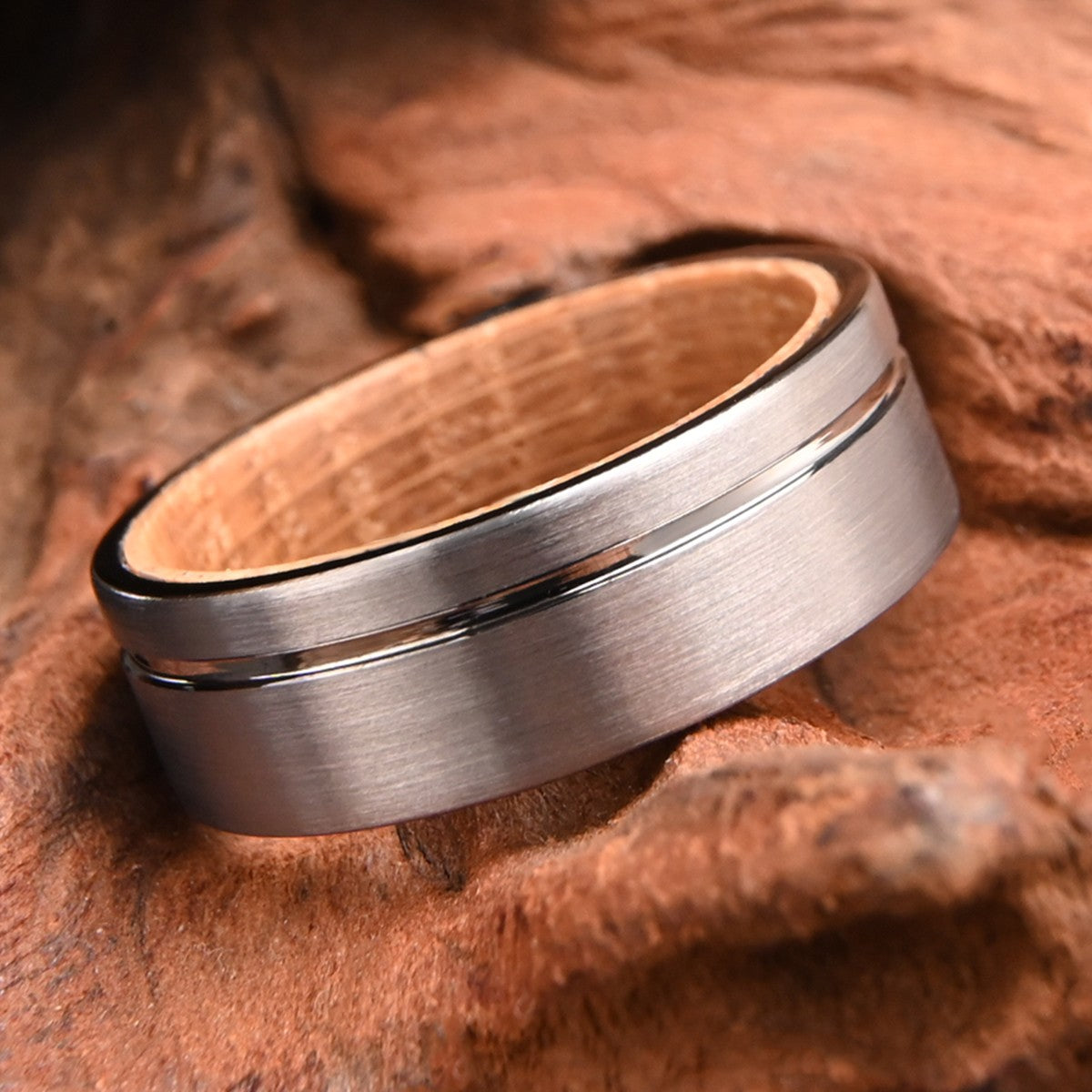 Anel de Tungstênio com Acabamento Escovado de 8mm, Anel Interno de Madeira de Barril de Vinho, Aliança de Casamento Masculina, Anel de Noivado, Joia da Moda, Presente