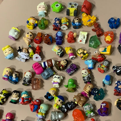 Escolha aleatória 10/25/50pçs Squinkies Mini Bonecos de Borracha Marvel Universe Super-Heróis DC Comics Princesas Disney Pixar Mini Brinquedos