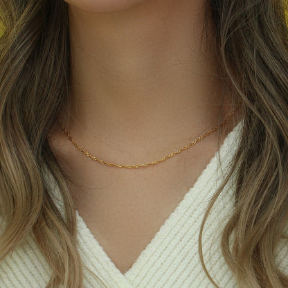 Colar de Corrente Fina de Aço Inoxidável Banhado a Ouro Requintado para Mulheres, Estilo Simples, Gargantilha Feminina