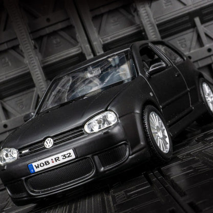 Maisto 1:24 Volkswagen Golf R32 modelo de carro em liga de metal, enfeites de coleção, brinquedos estáticos adequados para presentes de namorado.