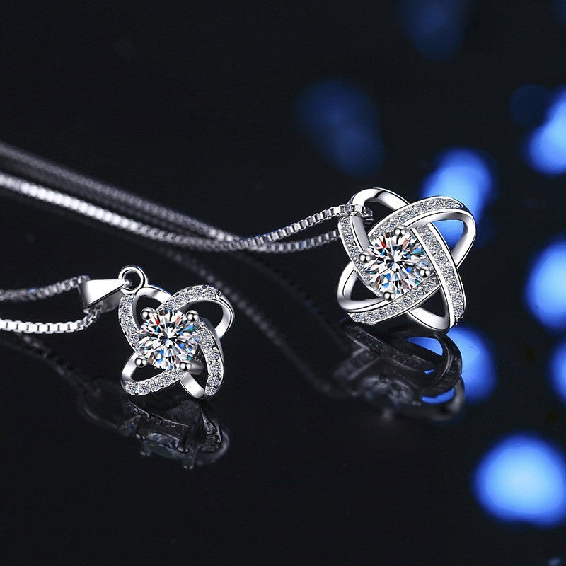 18K white gold and platinum PT950 necklace women's fashionable and versatile four-leaf clover windmill pendant clavicle chain