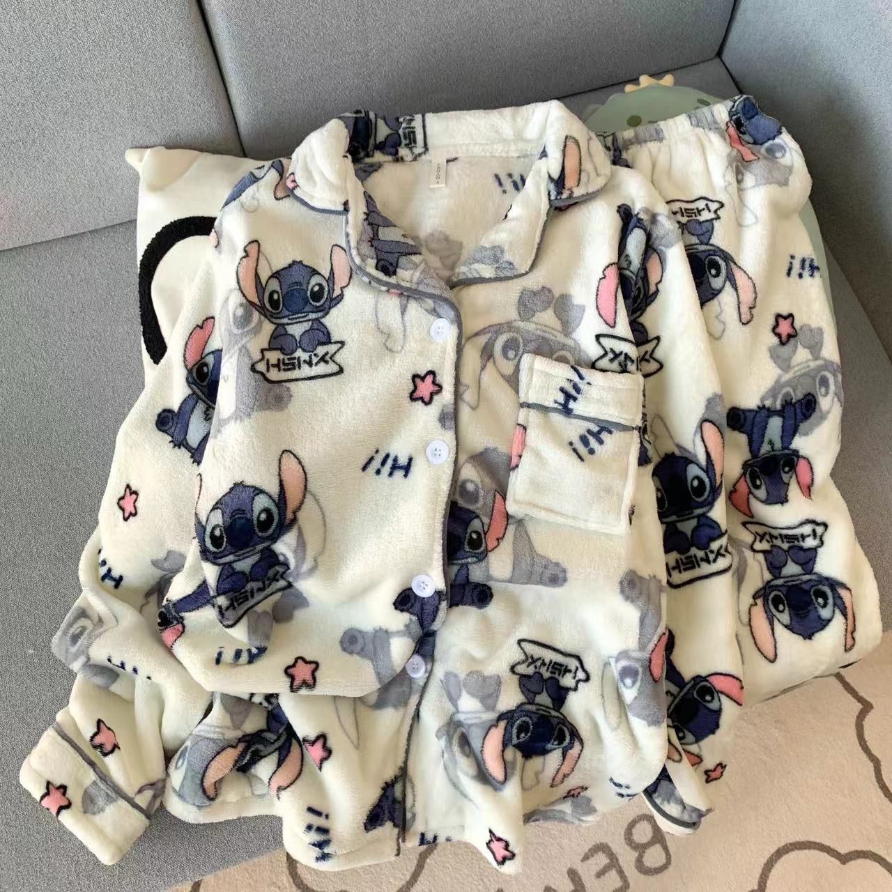 Conjunto de Pijama de Pelúcia para Casal 2 Peças Lindo Disney Stitch Anime Homem Mulher Roupa de Casa Calça de Manga Comprida Inverno Desenho Animado Roupa de Dormir Grossa