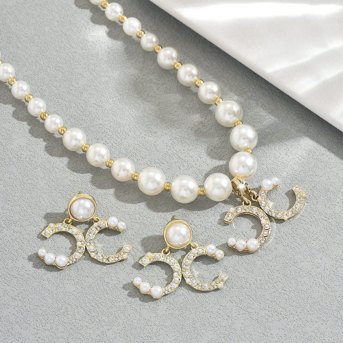 Elegante Conjunto de Joias Femininas para Festa de Casamento com Colar de Letra em Pérola Sintética e Strass e Brincos Pendurados