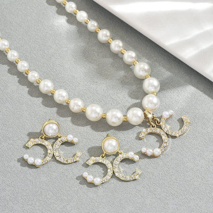 Elegante Conjunto de Joias Femininas para Festa de Casamento com Colar de Letra em Pérola Sintética e Strass e Brincos Pendurados