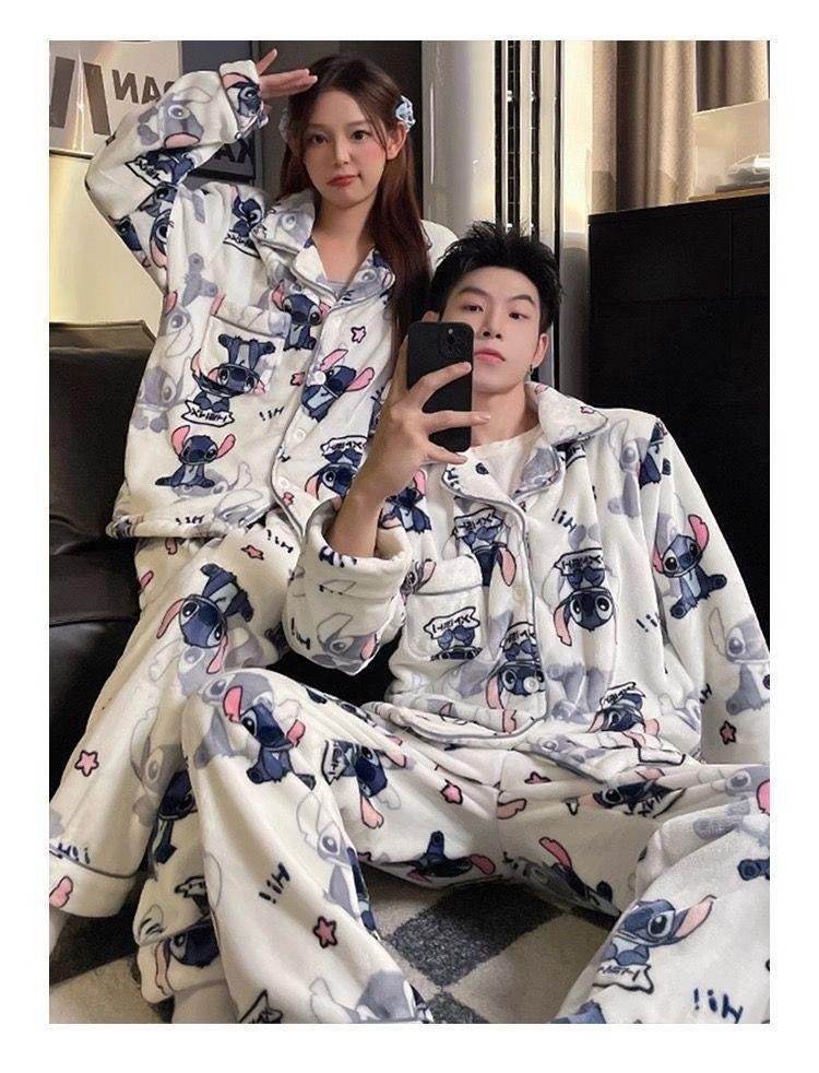 Conjunto de Pijama de Pelúcia para Casal 2 Peças Lindo Disney Stitch Anime Homem Mulher Roupa de Casa Calça de Manga Comprida Inverno Desenho Animado Roupa de Dormir Grossa
