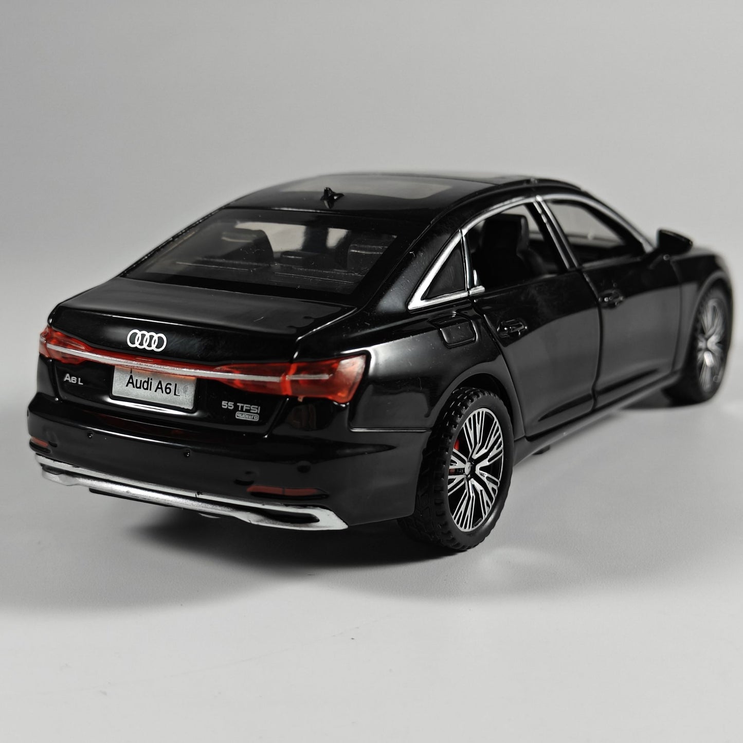 1:32 Audi A6L Sedan de Luxo de Médio Porte Modelo de Carro em Liga Metálica Diecast Coleção de Hobbies Sensações Miniatura Presente Com Namorado