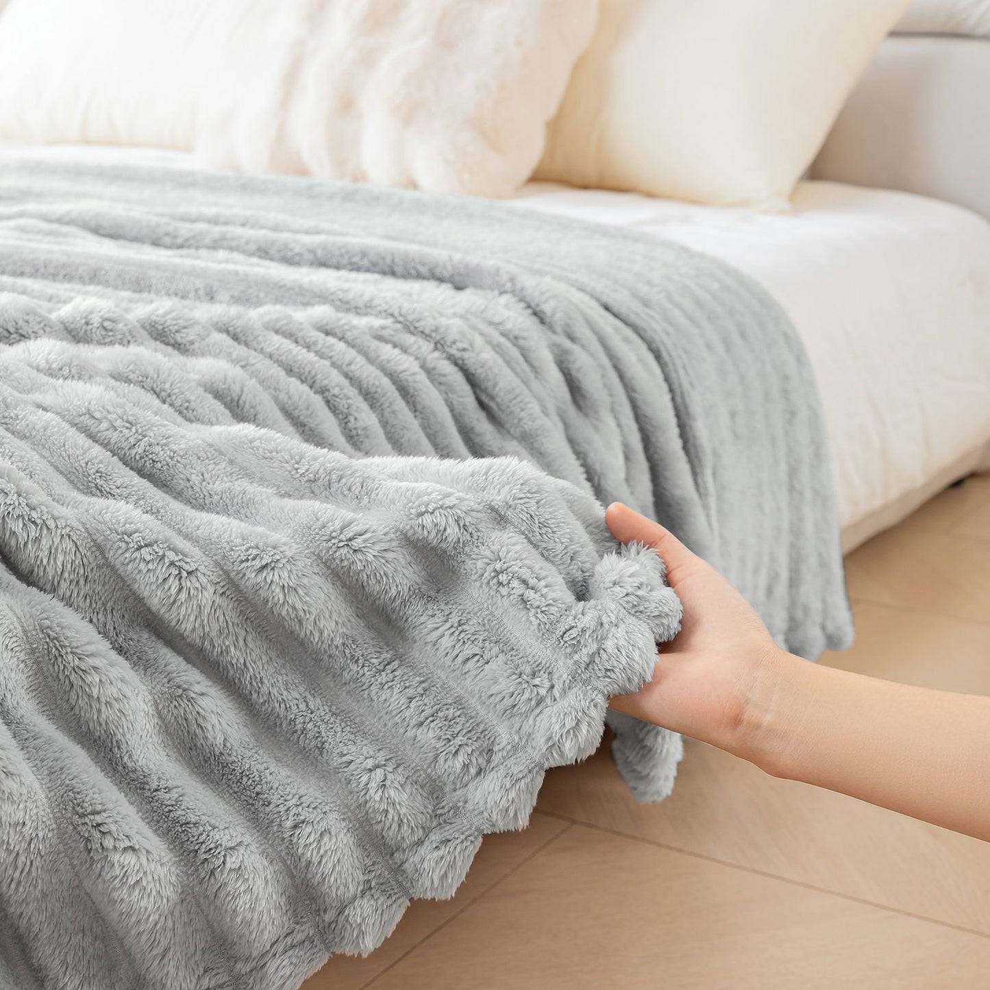 1pc soft and skin friendly warm blanket, suitable for bedrooms, sofa covers, camping and travel, multifunctional blanket